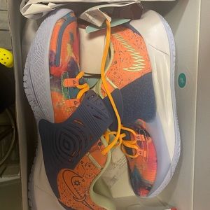 Me a Kyrie low top basketball shoes